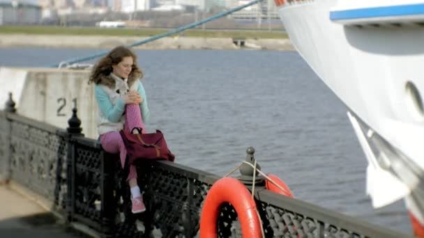 バック グラウンドでのクルーズ船のポートでリラックスできる女性 — ストック動画