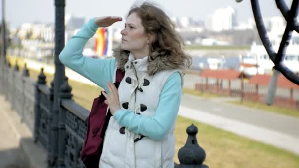 Mulher relaxante no porto com navios de cruzeiro em segundo plano — Vídeo de Stock