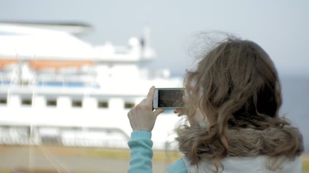 Donna che si rilassa nel porto con le navi da crociera sullo sfondo — Video Stock