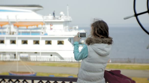Femme se détendre dans le port avec des navires de croisière en arrière-plan — Video