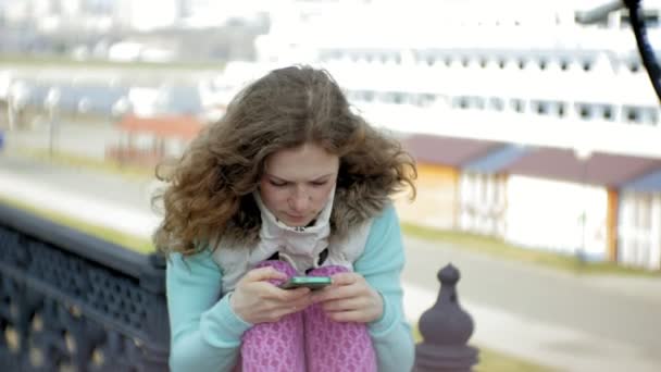 Relaxační ženu v přístavu výletních lodí v pozadí — Stock video
