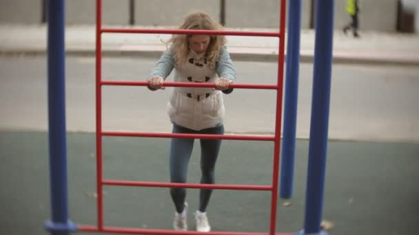 Joven mujer de fitness haciendo ejercicios en el gimnasio en un parque al aire libre — Vídeo de stock