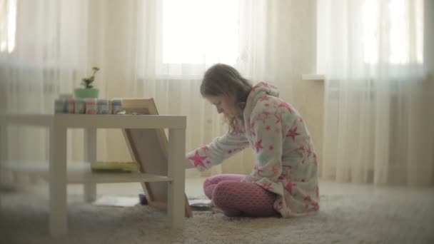 Mujer joven pintando artista en casa sentado en el suelo pintura creativa — Vídeos de Stock