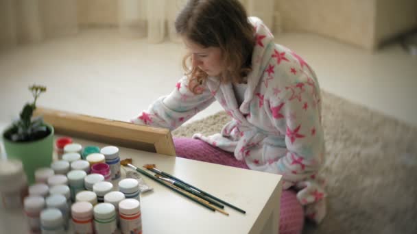 Mujer joven pintando artista en casa sentado en el suelo pintura creativa — Vídeo de stock