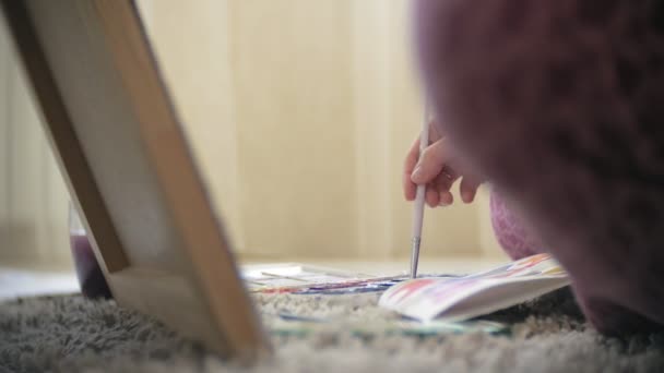 Mujer joven pintando artista en casa sentado en el suelo pintura creativa — Vídeos de Stock