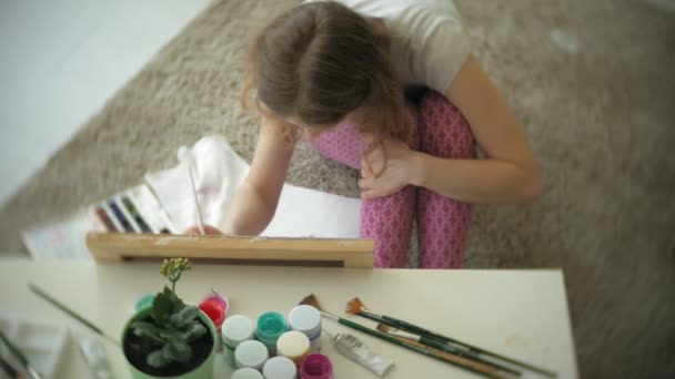 Jonge vrouw schilderij artiest thuis zittend op de vloer creatief schilderen — Stockvideo