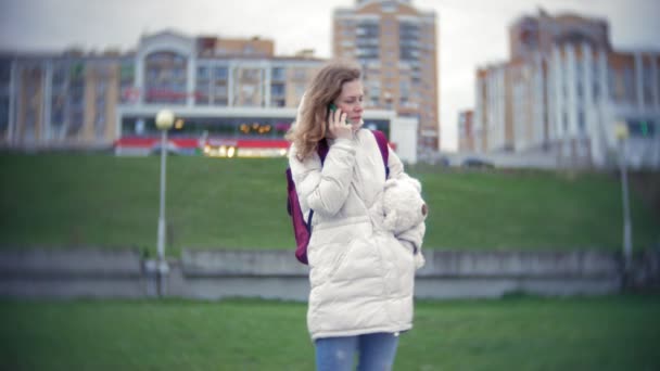 Beautiful woman in warm clothes walking outdoors with a polar bear — Stock Video