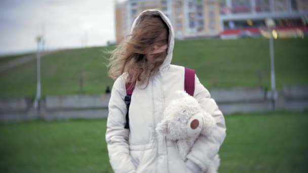 Hermosa mujer en ropa de abrigo caminando al aire libre con un oso polar — Vídeos de Stock