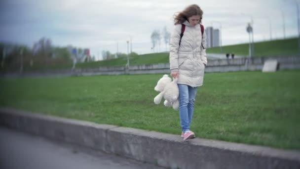 Vacker kvinna i varma kläder gå utomhus med en isbjörn — Stockvideo