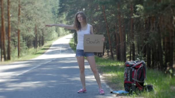 Mulher Bonita Jovem Carona Estrada Com Uma Mochila Uma Mesa — Vídeo de Stock