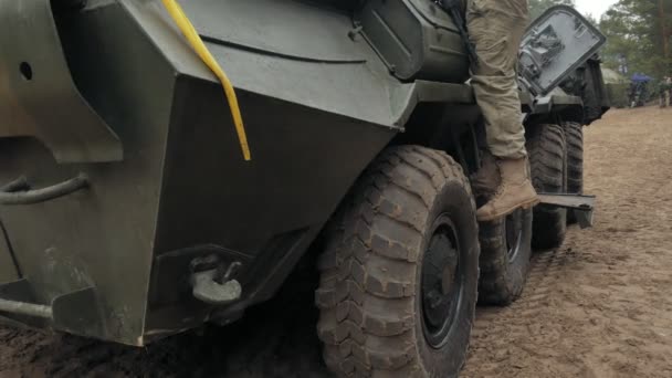 Soldiers in camouflage with combat weapons in the forest near the battle car, military concept — Stock Video