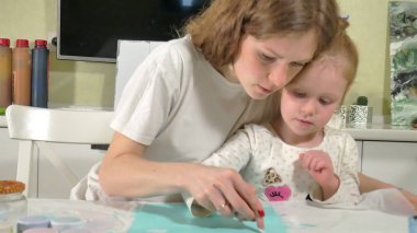 Anne ve çocuk boya ile renkli parmak. Oyunlar çocuklu erken çocukların gelişimini etkiler.