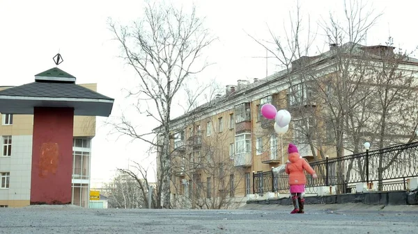 Lilla Vackra Flicka Hoppa Vattenpölar Efter Regn Med Färgglada Ballonger — Stockfoto