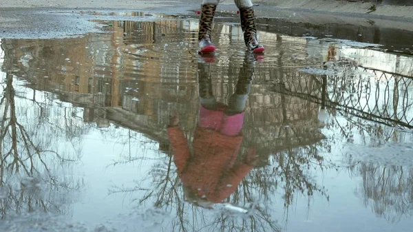 Niña hermosa saltando en charcos después de la lluvia — Foto de Stock