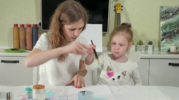 Madre e hijo pintan con dedos de colores. Los juegos con niños afectan el desarrollo de los niños pequeños . — Foto de Stock