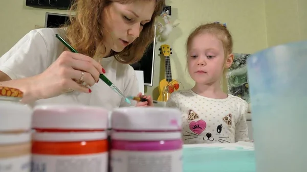 Mãe e criança pintar com pincel colorido. Jogos com crianças afetam o desenvolvimento de crianças precoces . — Fotografia de Stock