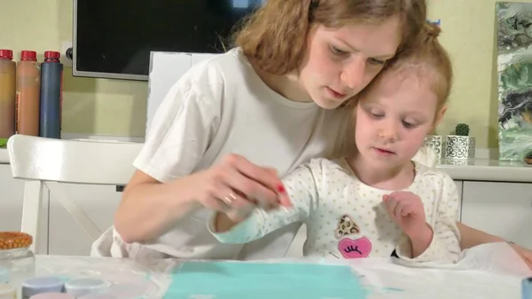 Madre e hijo pintan con dedos de colores. Los juegos con niños afectan el desarrollo de los niños pequeños . — Foto de Stock