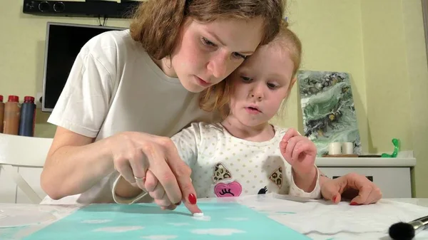 Anya és gyermeke festeni, színes ujjaival. Játékok a gyerekek befolyásolja a gyermekek korai fejlesztése. — Stock Fotó
