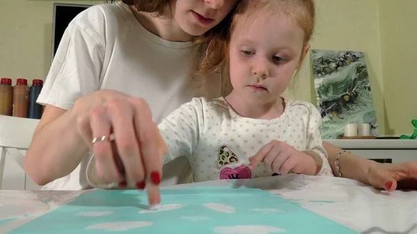 Madre e hijo pintan con dedos de colores. Los juegos con niños afectan el desarrollo de los niños pequeños . — Foto de Stock