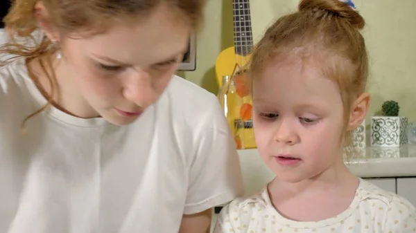 Moeder en kind verf met gekleurde vingers. Spelen met kinderen van invloed zijn op de ontwikkeling van jonge kinderen. — Stockfoto