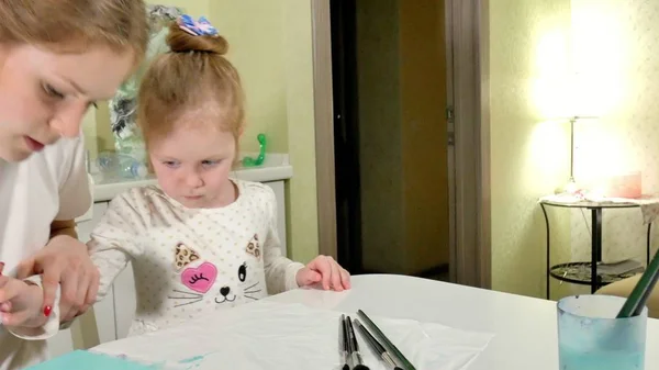 Mãe e criança pintar com pincel colorido. Jogos com crianças afetam o desenvolvimento de crianças precoces . — Fotografia de Stock