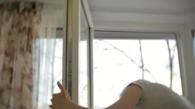 çekici kız evde windows yıkar. Evi temizlemek için.