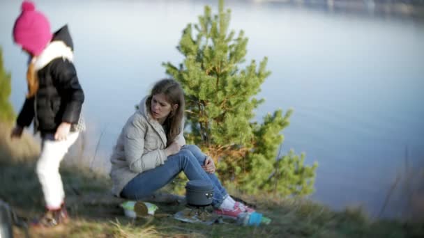 Щаслива сім'я туристів у подорожі. мати і діти їдять на відкритому повітрі — стокове відео