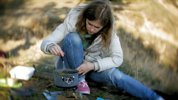 Šťastná rodina turistů na cestě. matka a děti jíst venku — Stock video