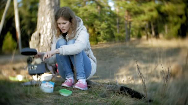 Счастливая семья туристов в путешествии. мать и дети едят на открытом воздухе — стоковое видео