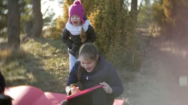 Šťastná rodina turistů na cestě. matka a děti jíst venku — Stock video