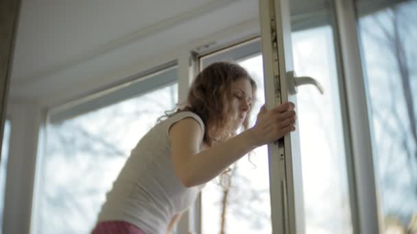 Chica atractiva lava ventanas en casa. Para limpiar la casa . — Vídeos de Stock