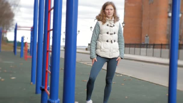 Young fitness woman doing exercises on the gym in an outdoor park — Stock Video