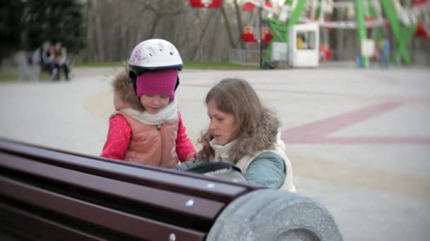 Mamá y su hija montan patines. Chica aprendiendo a patinar, y cae. Mamá enseña a su hija a montar en rodillos — Vídeos de Stock