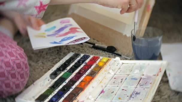 Молода жінка, художник живопису вдома, сидить на підлозі творчий живопис — стокове відео
