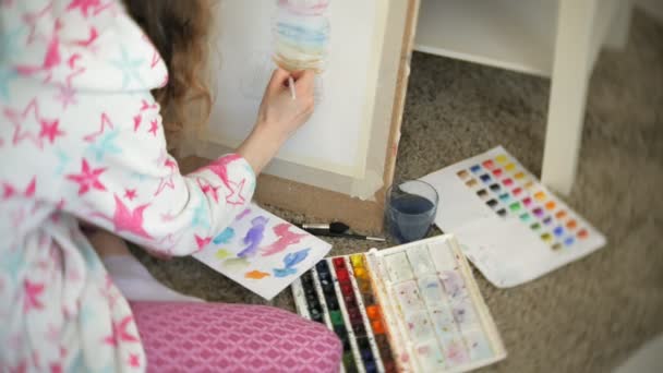 Giovane donna pittura artista a casa seduta sul pavimento pittura creativa — Video Stock
