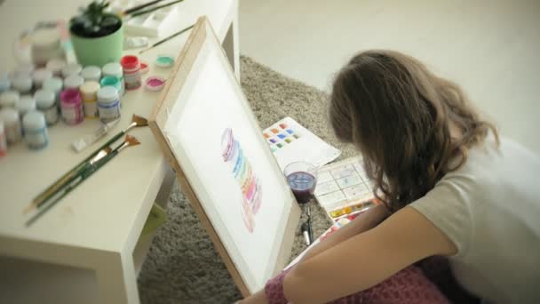Mujer joven pintando artista en casa sentado en el suelo pintura creativa — Vídeo de stock