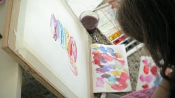 Mujer joven pintando artista en casa sentado en el suelo pintura creativa — Vídeo de stock