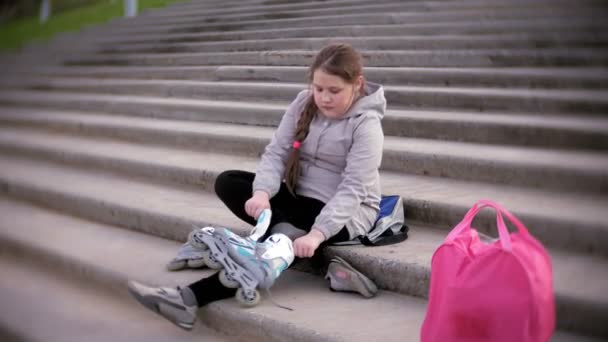 Ragazzina veste pattinaggio rullo. Concetto: sport, stile di vita, salute . — Video Stock