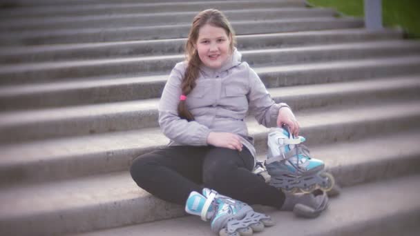 Niña vestidos patinaje rodillo. Concepto: deportes, estilo de vida, salud . — Vídeos de Stock