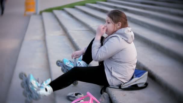 Meisje jurken schaatsen roller. Concept: sport, lifestyle, gezondheid. — Stockvideo