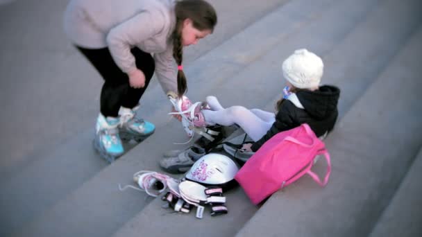 Μικρό κορίτσι φορέματα πατινάζ κυλίνδρου. Έννοια: αθλητικά, lifestyle, υγείας. — Αρχείο Βίντεο
