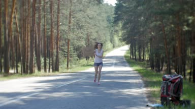 Yolda bir sırt çantası bir tablo ile bir yazıt güneye otostop kalan genç güzel kadın