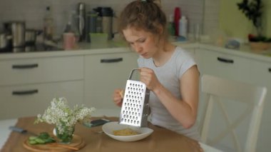 güzel bir genç kadın ev mutfak tavuk parmesan makarna yemek