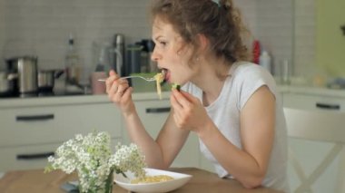 güzel bir genç kadın ev mutfak tavuk parmesan makarna yemek