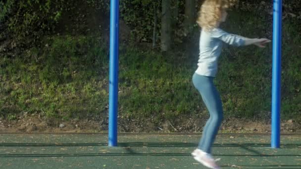 Genç fitness kadının park açık spor salonunda egzersizleri yapması — Stok video