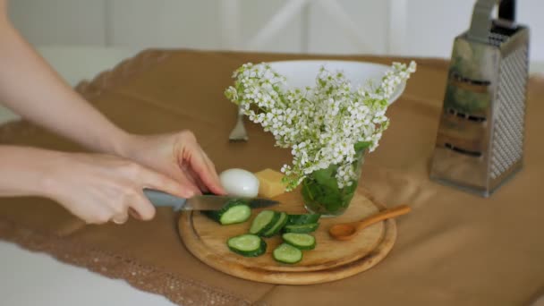 Een mooie jonge vrouw die het eten van kip Parmezaanse kaas pasta bij huis keuken — Stockvideo