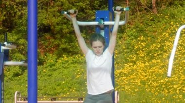 Genç fitness kadının park açık spor salonunda egzersizleri yapması