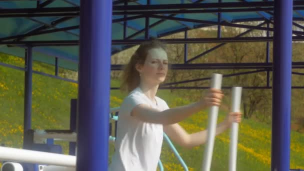 Genç fitness kadının park açık spor salonunda egzersizleri yapması — Stok video