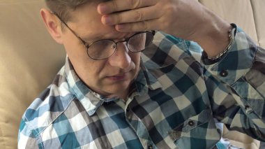 Büyük bir baş ağrısı ile olgun adam