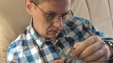 Büyük bir baş ağrısı ile olgun adam